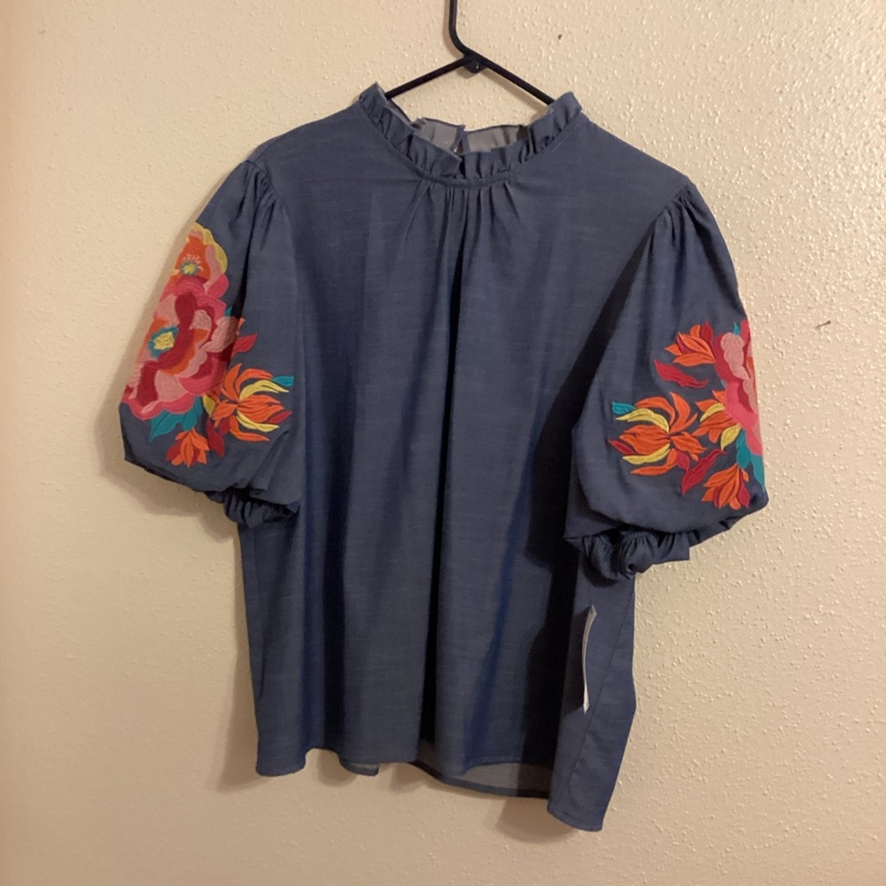 NWT Calessa Embroidered Floral Puff Sleeve Top